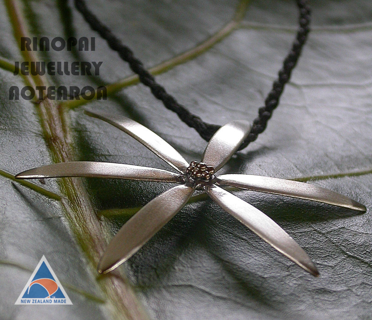 Sterling silver Flower Necklace with gold centre by martyn milligan rinopai parapara